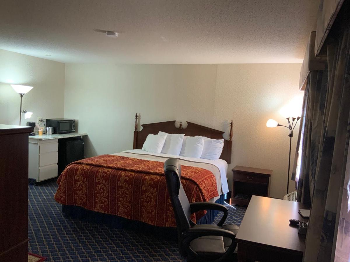 Regency Inn & Suites West Springfield Bagian luar foto