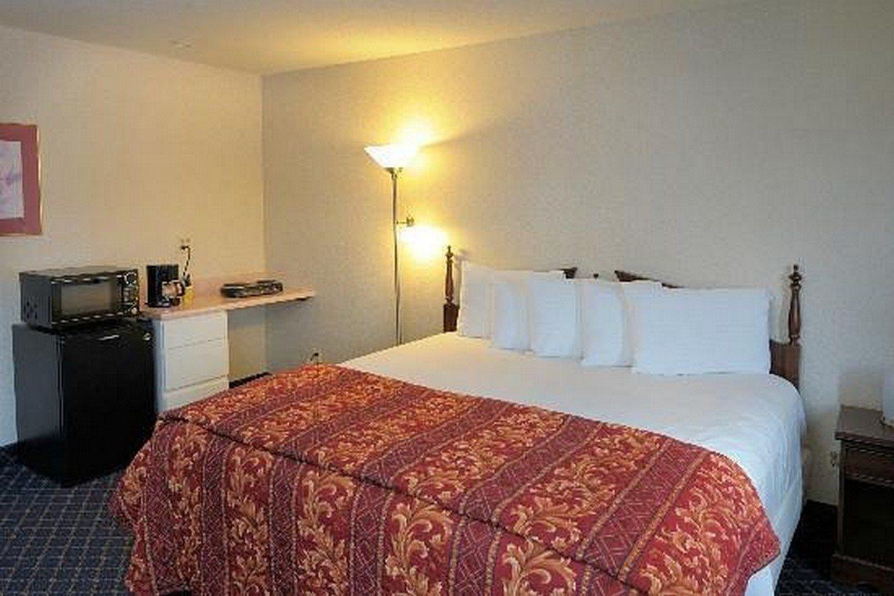 Regency Inn & Suites West Springfield Bagian luar foto