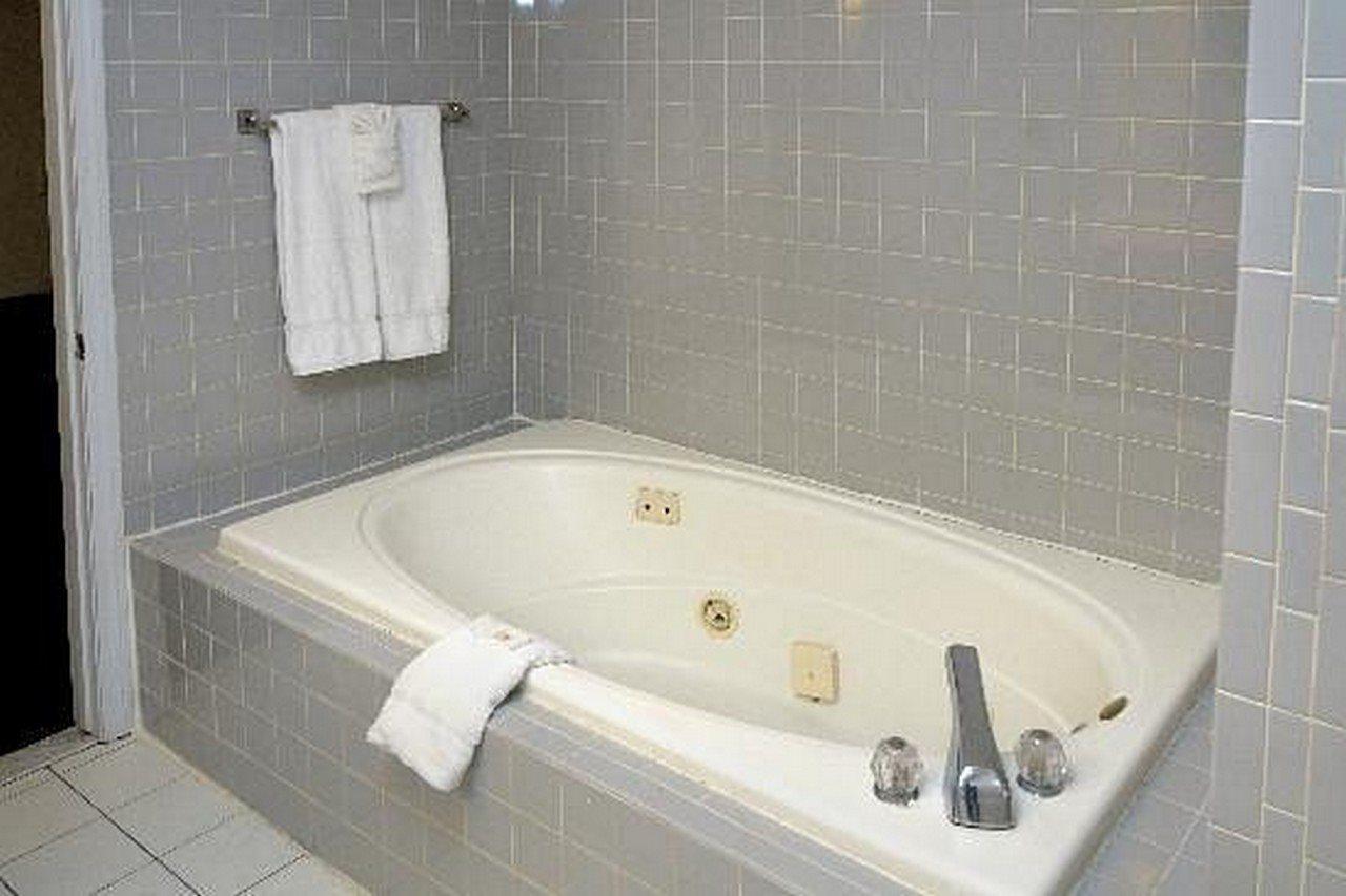 Regency Inn & Suites West Springfield Bagian luar foto