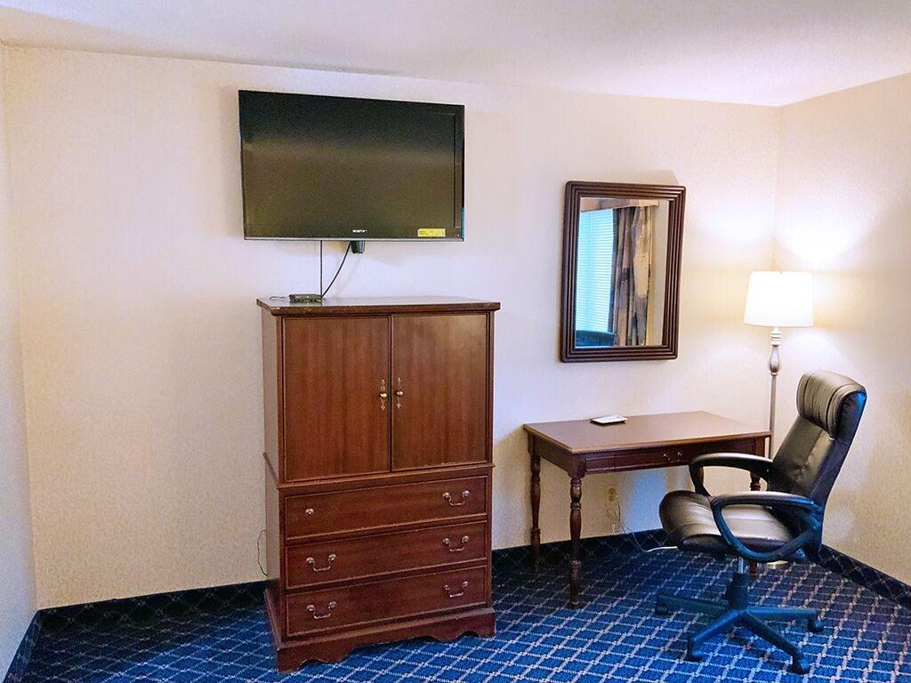 Regency Inn & Suites West Springfield Bagian luar foto