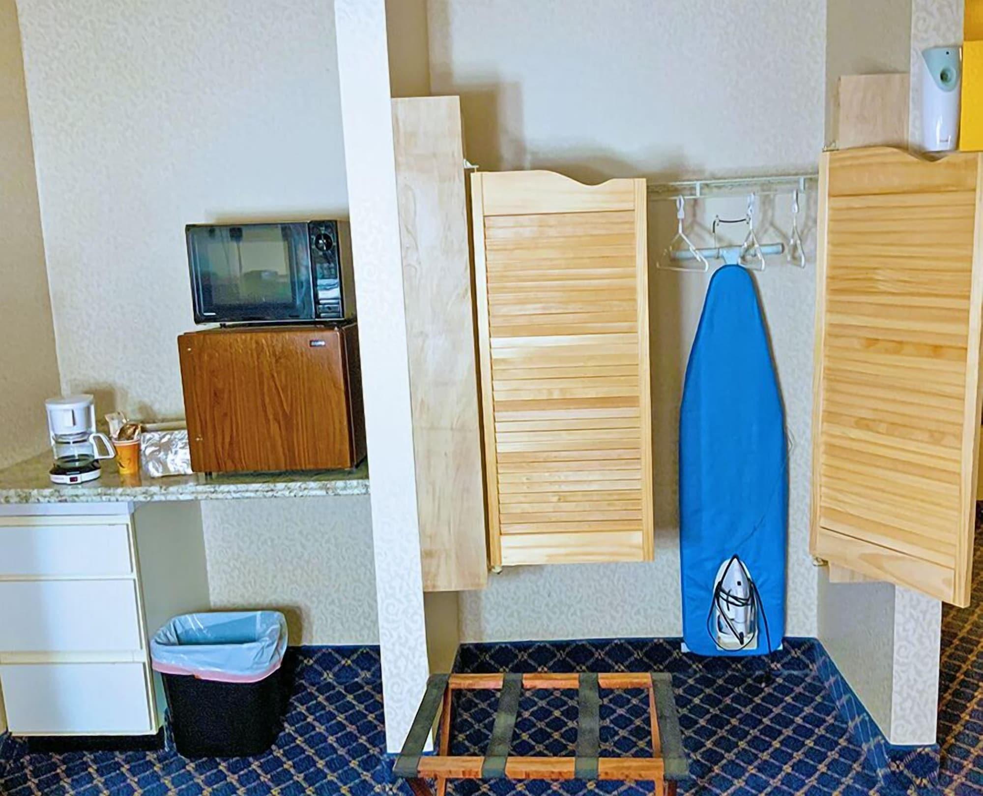 Regency Inn & Suites West Springfield Bagian luar foto