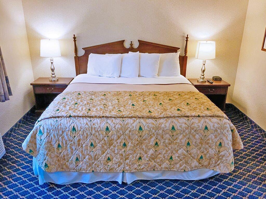 Regency Inn & Suites West Springfield Bagian luar foto