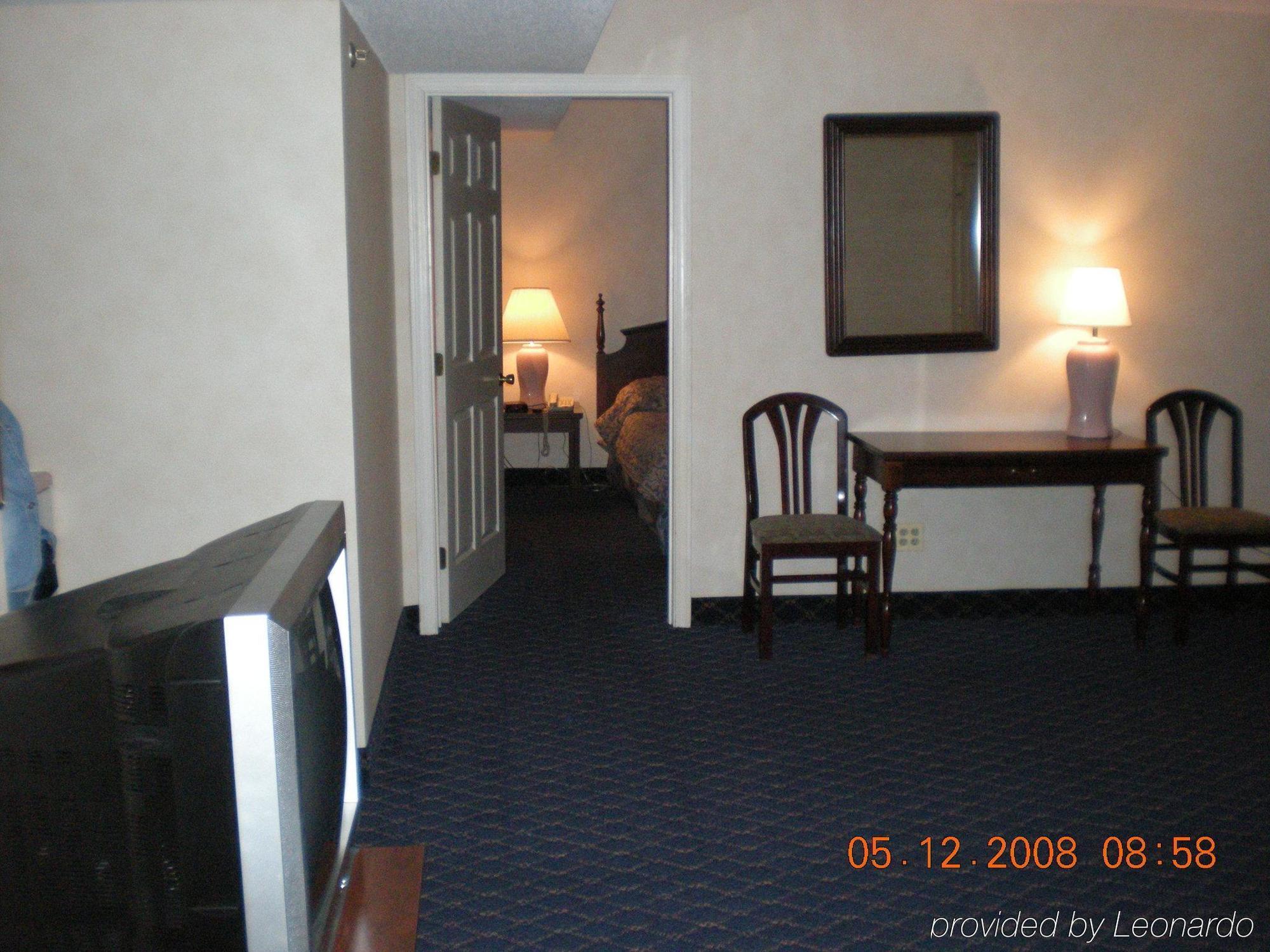 Regency Inn & Suites West Springfield Ruang foto