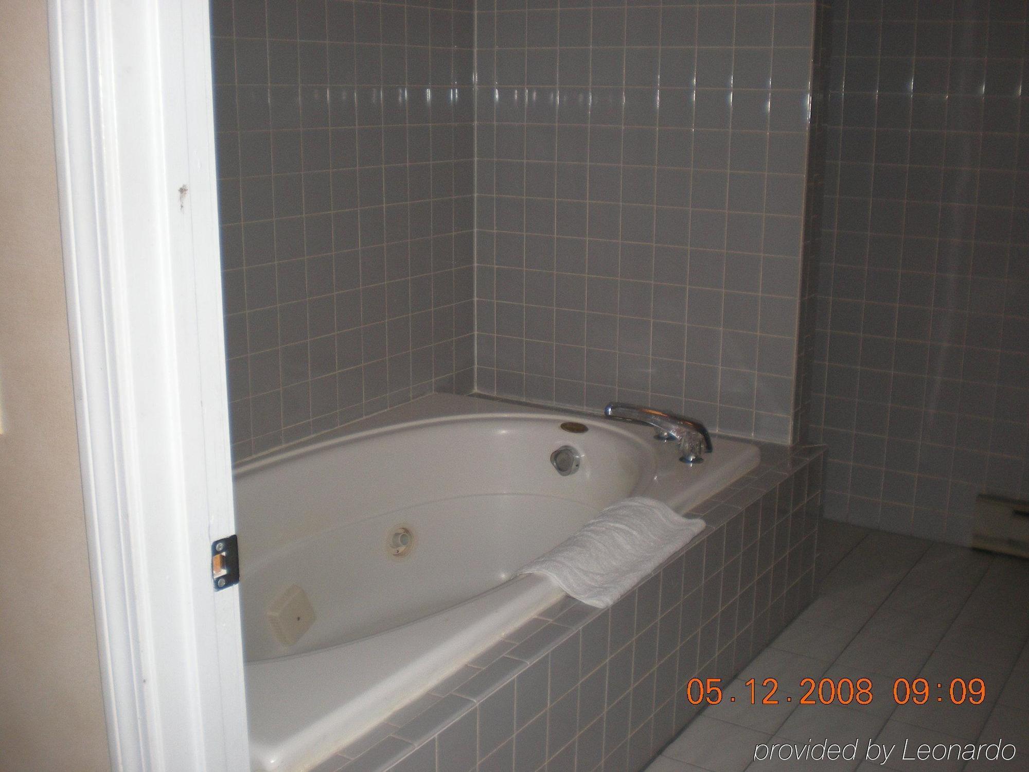 Regency Inn & Suites West Springfield Ruang foto