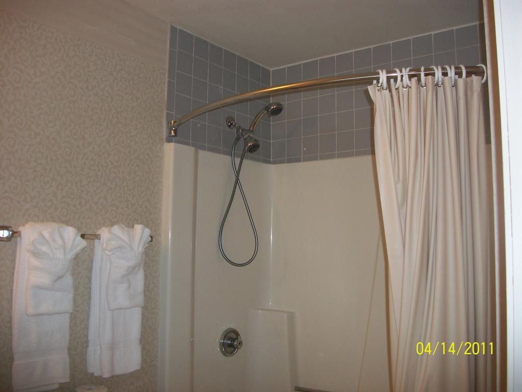 Regency Inn & Suites West Springfield Bagian luar foto