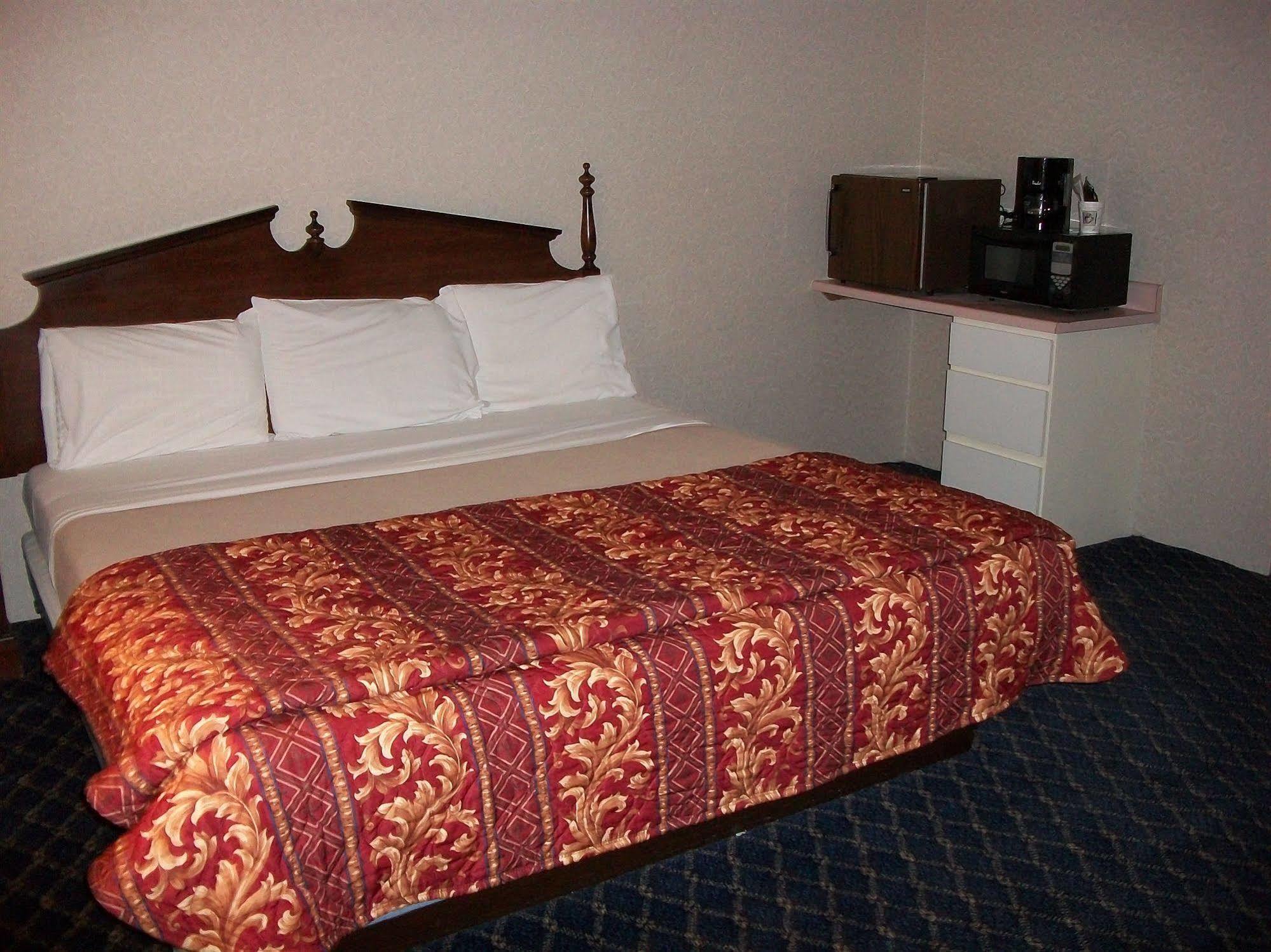 Regency Inn & Suites West Springfield Bagian luar foto