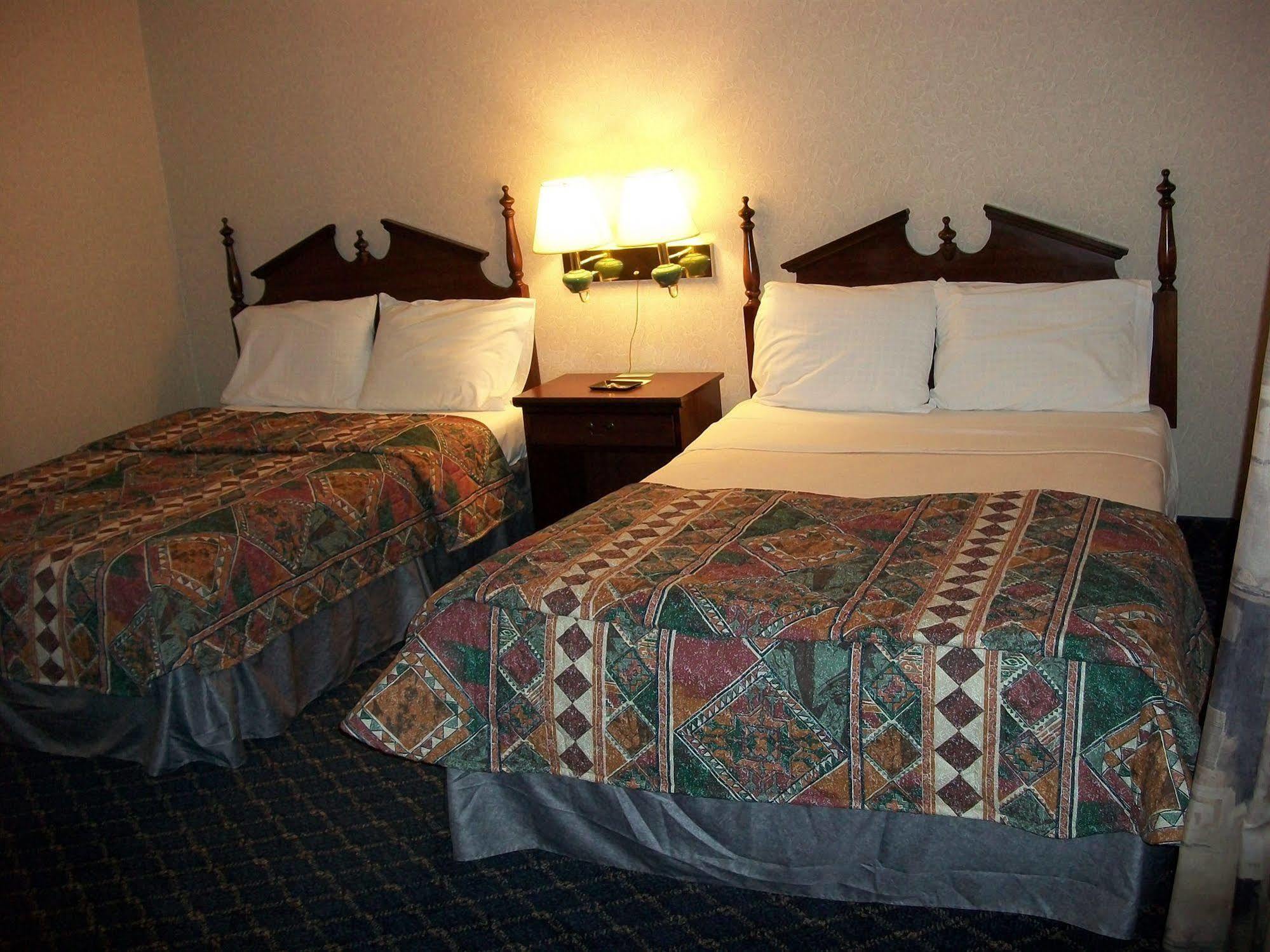 Regency Inn & Suites West Springfield Bagian luar foto