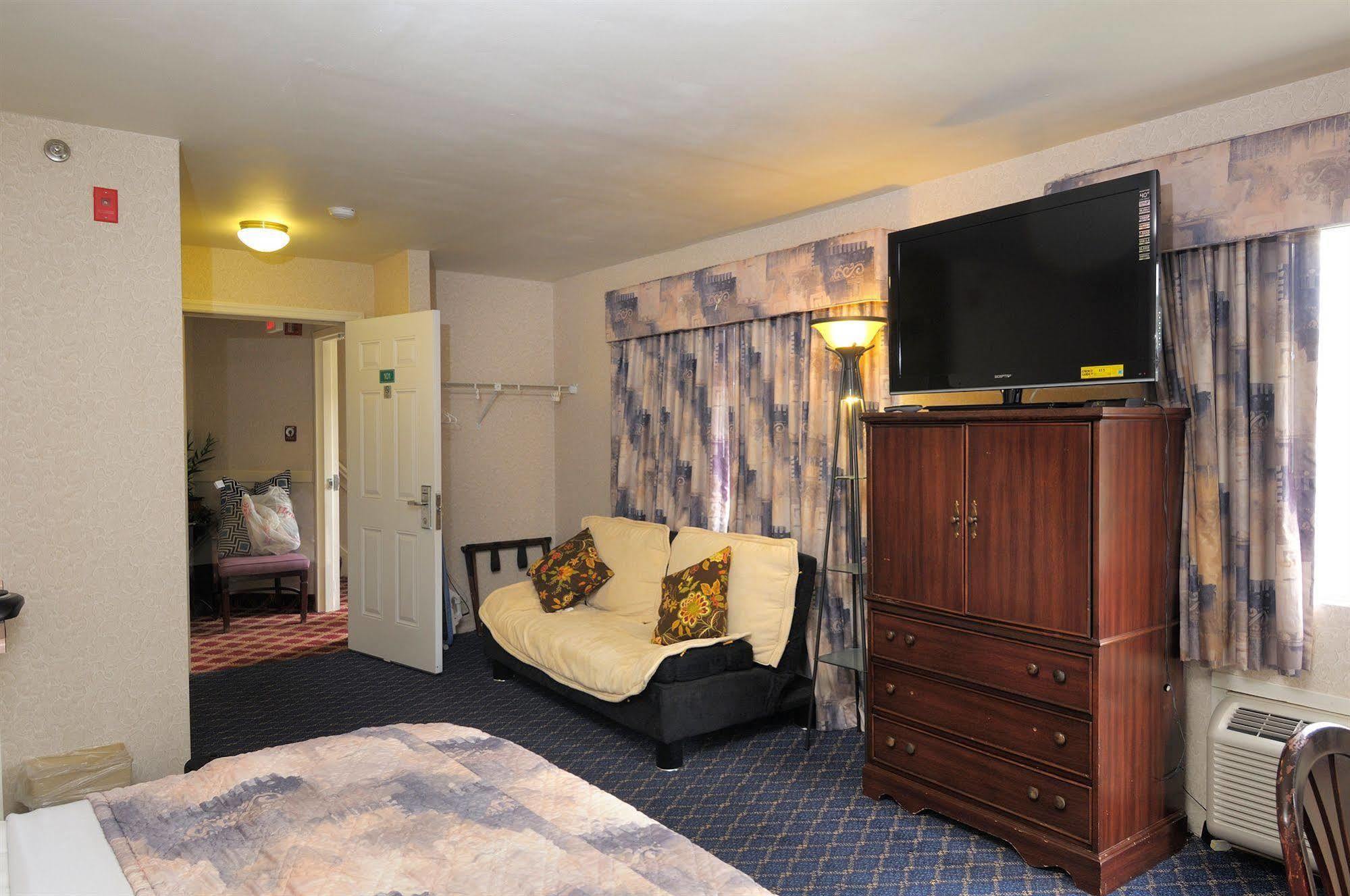 Regency Inn & Suites West Springfield Bagian luar foto