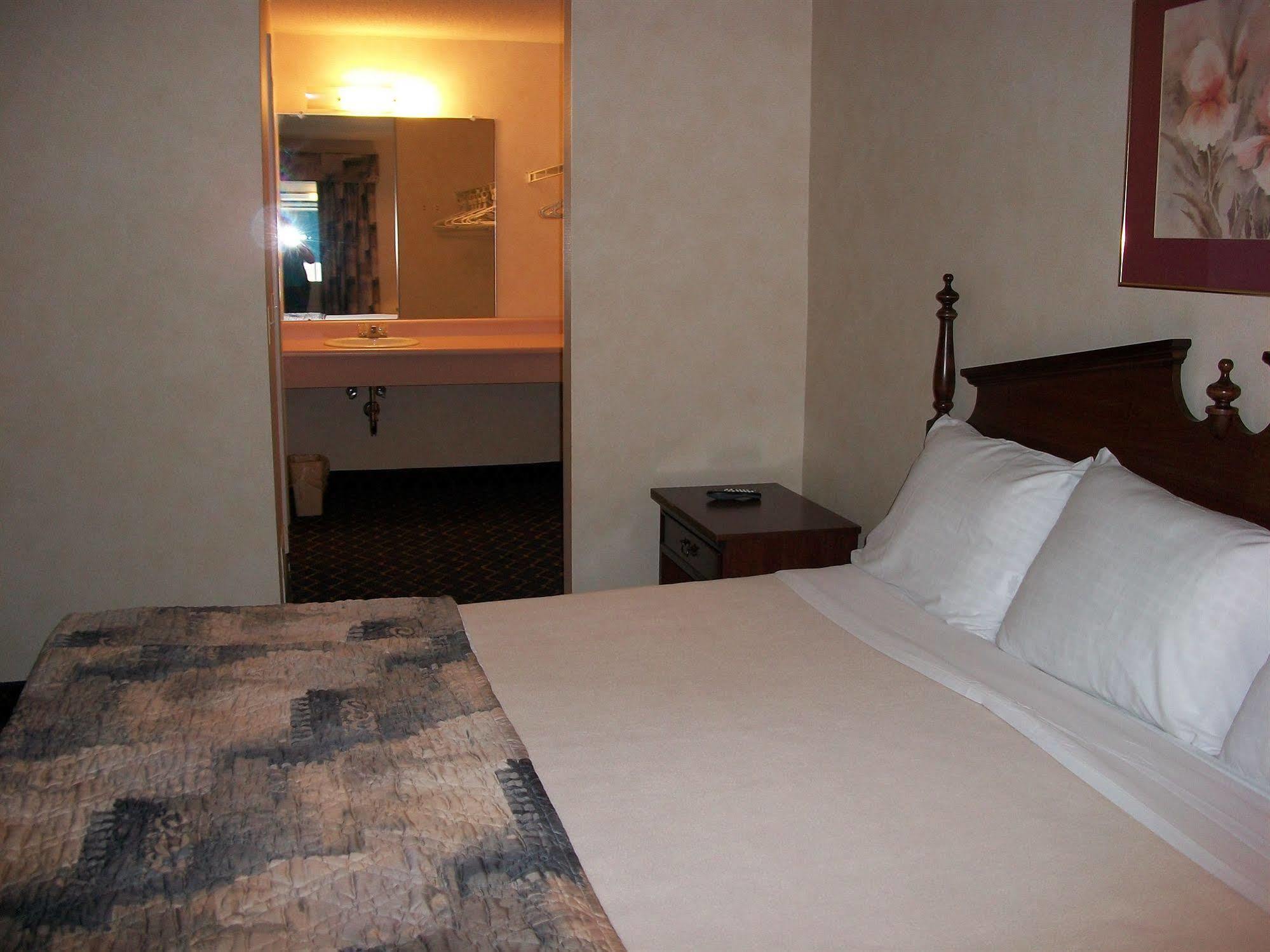 Regency Inn & Suites West Springfield Bagian luar foto