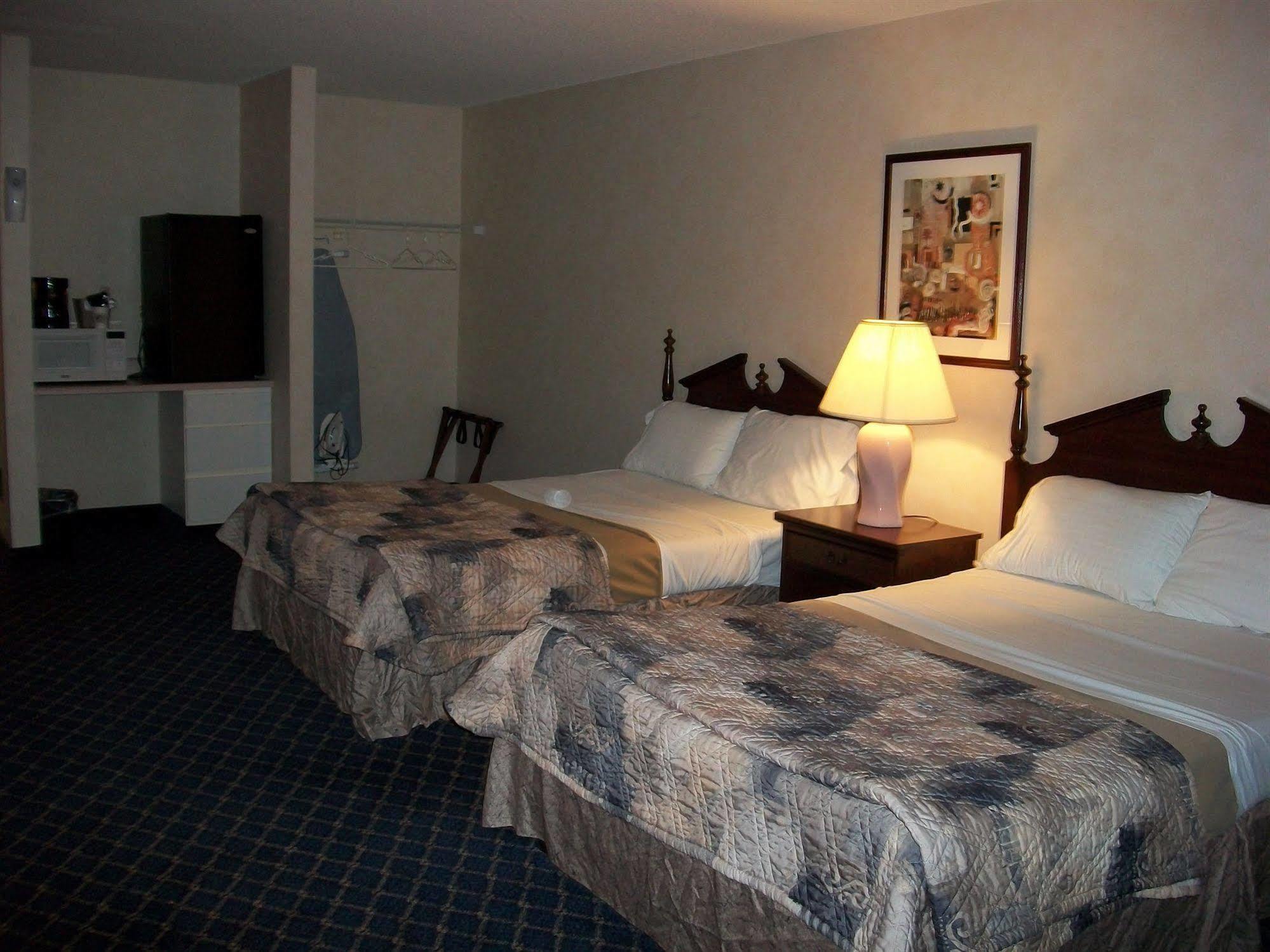 Regency Inn & Suites West Springfield Bagian luar foto