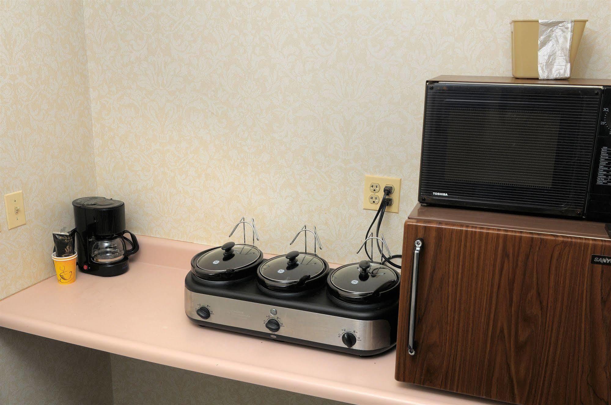 Regency Inn & Suites West Springfield Bagian luar foto