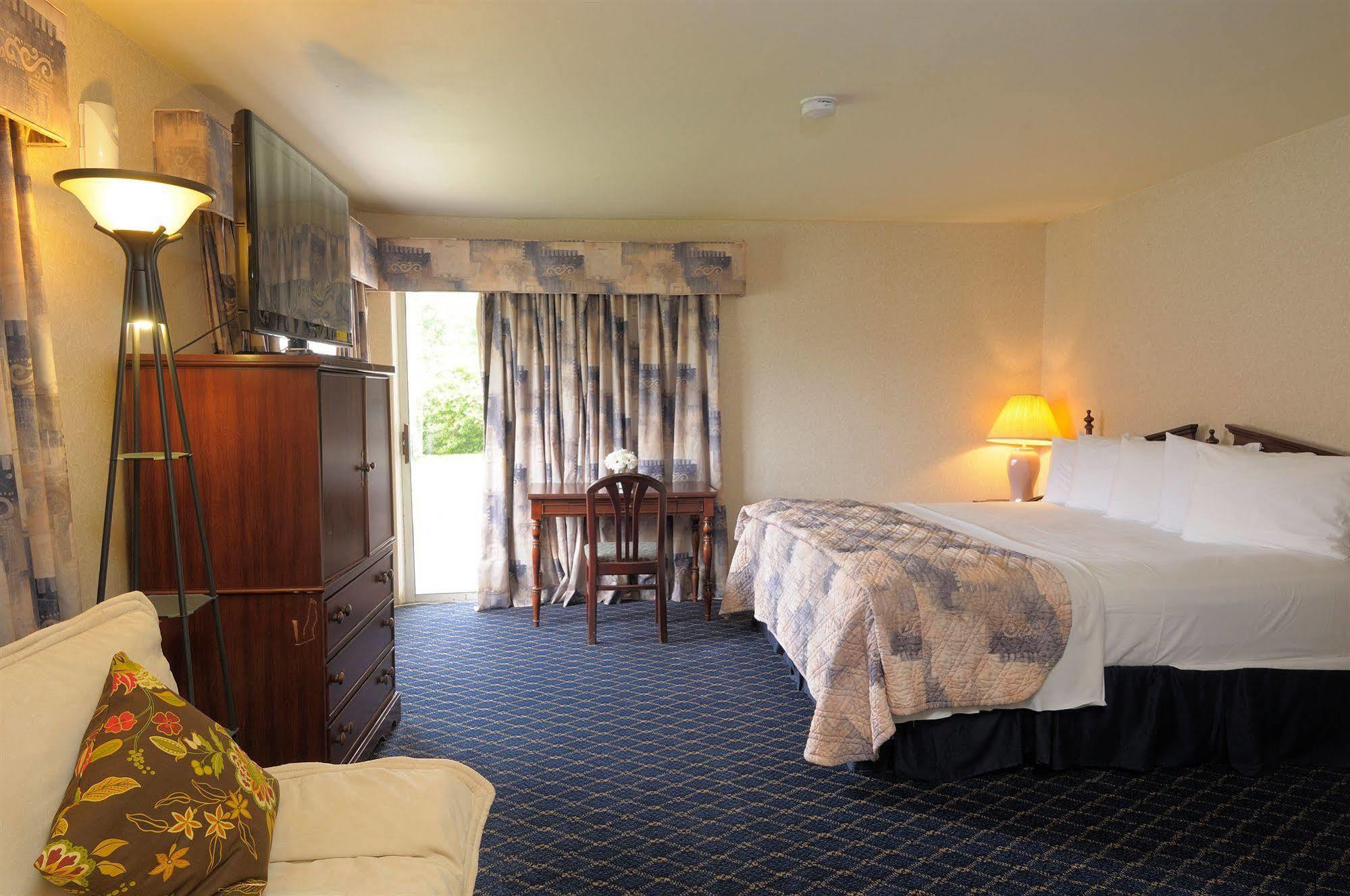 Regency Inn & Suites West Springfield Bagian luar foto